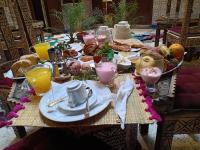 マラケシュにあるRiad dar Assouの食べ物や飲み物の皿が置かれたテーブル