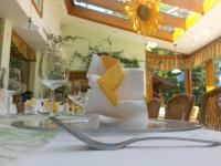 uma mesa com um prato de queijo sobre ela em Hubertushof em Trattenbach