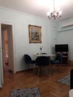 TV a/nebo společenská místnost v ubytování Koukaki apartment near Acropolis