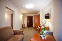 Televízia a/alebo spoločenská miestnosť v ubytovaní Hotel Gromada Łomża