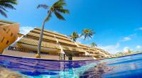 un hotel con palmera y piscina en Cumbuco Ocean View, en Cumbuco