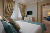 Postel nebo postele na pokoji v ubytování Honour and Grace Hotel