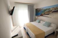 Łóżko lub łóżka w pokoju w obiekcie Hostal Cala Ratjada
