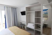 Łóżko lub łóżka w pokoju w obiekcie Hostal Cala Ratjada