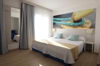 Łóżko lub łóżka w pokoju w obiekcie Hostal Cala Ratjada