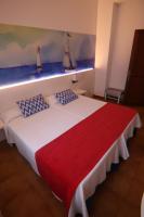 Łóżko lub łóżka w pokoju w obiekcie Hostal Cala Ratjada