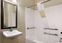 un baño con lavabo y espejo en Baymont by Wyndham Elizabethtown, en Elizabethtown
