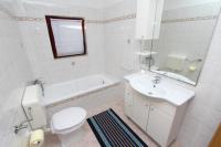 Kúpeľňa v ubytovaní Apartments Dujmović