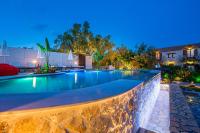 The swimming pool at or close to Ktima Kourou