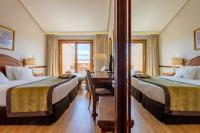 A bed or beds in a room at Hotel Exe Reina Isabel
