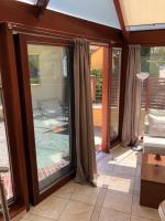 Bazén v ubytovaní Apartamenty Superior w Rewalu alebo v jeho blízkosti