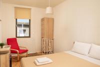 A bed or beds in a room at Evans House II One Bedroom Maisonette