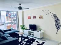 TV a/nebo společenská místnost v ubytování Beautiful modern apartment 100m from the sea