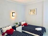 Postel nebo postele na pokoji v ubytování Beautiful modern apartment 100m from the sea