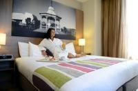 Grosvenor Hotel Adelaide by Accorにあるベッド