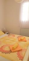 En eller flere senge i et v&aelig;relse p&aring; Apartments Korana, BelajskePoljice