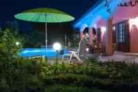 Bazén v ubytování B&B Villa Gloriana nebo v jeho okolí