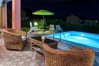 Bazén v ubytování B&B Villa Gloriana nebo v jeho okolí
