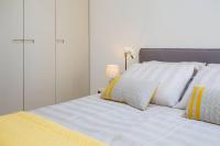 Postel nebo postele na pokoji v ubytování Luxury Design Beach Front Apartment