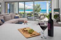 Nápoje v ubytování Luxury Design Beach Front Apartment