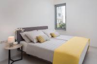 Postel nebo postele na pokoji v ubytování Luxury Design Beach Front Apartment