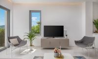 TV a/nebo společenská místnost v ubytování Luxury Design Beach Front Apartment