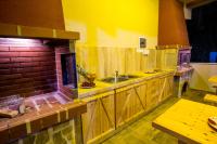 Kuchyň nebo kuchyňský kout v ubytování Rent House Karavi