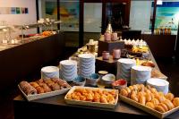 Un buffet con muchos tipos diferentes de pasteles y platos. en Hotel an der Therme, en Bad Orb