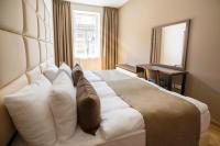 Postel nebo postele na pokoji v ubytování Letna Garden Suites