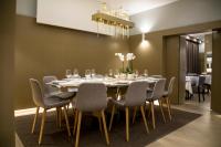 Un comedor con mesa y sillas en Hotel Dom Lourenco, en Areia Branca