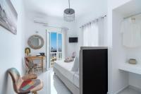 Televízia a/alebo spoločenská miestnosť v ubytovaní Central Suites Mykonos