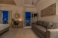 Televízia a/alebo spoločenská miestnosť v ubytovaní Central Suites Mykonos