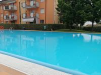 Bazén v ubytovaní Sirmione Acque del Garda Apartments alebo v jeho blízkosti