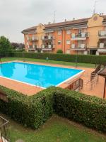 Bazén v ubytovaní Sirmione Acque del Garda Apartments alebo v jeho blízkosti