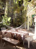 uma mesa de piquenique com duas cadeiras e um cobertor sobre ela em Hotel Posada Señor Mañana em San José del Cabo