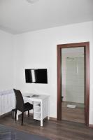 Televízia a/alebo spoločenská miestnosť v ubytovaní Apartmani Žužić