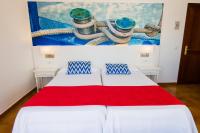 Łóżko lub łóżka w pokoju w obiekcie Hostal Cala Ratjada