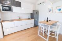 Kuchyňa alebo kuchynka v ubytovaní Seaview Apartments Baska
