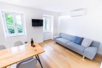 Televízia a/alebo spoločenská miestnosť v ubytovaní Seaview Apartments Baska
