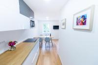 Televízia a/alebo spoločenská miestnosť v ubytovaní Seaview Apartments Baska