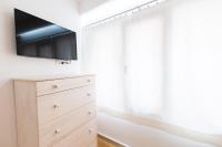 Televízia a/alebo spoločenská miestnosť v ubytovaní Seaview Apartments Baska