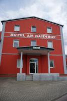 un edificio rojo con las palabras hotel anamm en Hotel am Bahnhof, en Waren