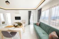 TV a/nebo společenská místnost v ubytování Cedrus Suites