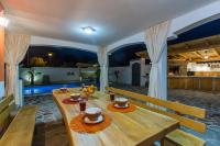 Bazén v ubytovaní Villa Deni by Rent Istria alebo v jeho blízkosti