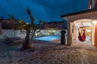 Bazén v ubytovaní Villa Deni by Rent Istria alebo v jeho blízkosti