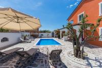Bazén v ubytovaní Villa Deni by Rent Istria alebo v jeho blízkosti