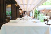 A restaurant or other place to eat at Le Querce Hotel
