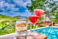uma bebida e um copo de vidro com uma fatia de melancia em Eden on the Chocolata em San Juan del Sur