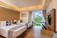 Postel nebo postele na pokoji v ubytování Splash Beach Resort, Maikhao Phuket - SHA Extra Plus