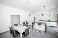 A kitchen or kitchenette at Cubo's Villa Dreams